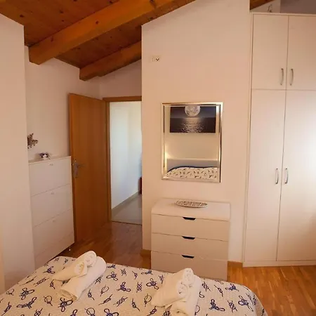 Family Friendly With A Swimming Pool Preko, Ugljan - 20390 Apartamento *