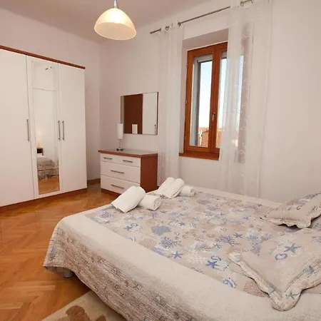 Family Friendly With A Swimming Pool Preko, Ugljan - 20390 Apartamento *